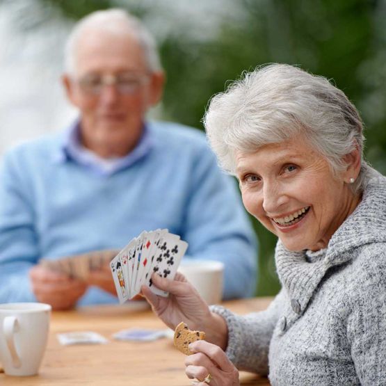 Zufriedene Gäste beim Kartenspielen