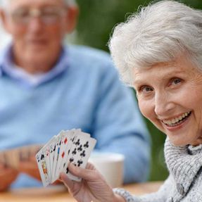 Zufriedene Menschen beim Kartenspielen - Pflegedienst Salutas am Markt